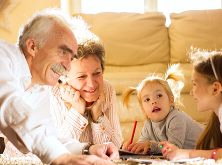 Enkel und Großeltern lesen zusammen