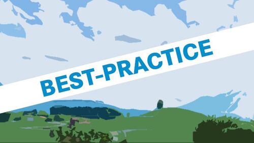 Best-Practice Schriftzug über Hügellandschaft