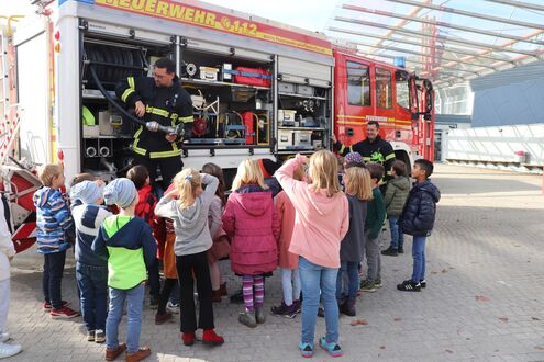Die Freiwillige Feuerwehr Pfaffenhofen a.d Ilm zeigt Erstklässlern der Pfaffenhofener Grundschule ihr Feuerwehreinsatzfahrzeug