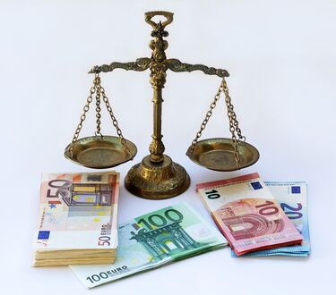 Pendelwaage, 10 Euro, 20 Euro, 50 Euro und 100 Euro Scheine