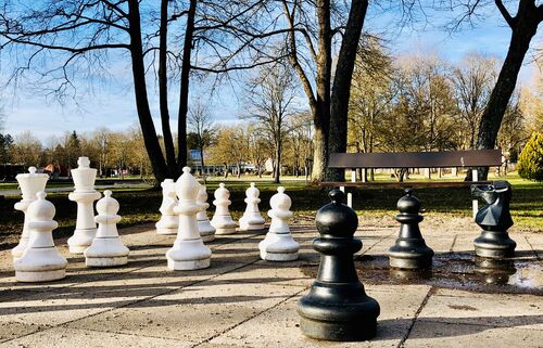 Großes Schach-Spielfeld im Freien
